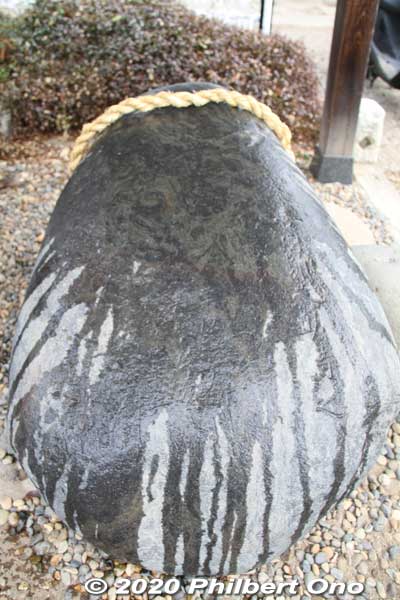 Inari Shrine's Power Stone (chikara-ishi) weighs 610 kg. A sumo wreslter once lifted it in 1852 as written on the stone. 力石
Keywords: saitama okegawa-juku nakasendo