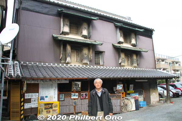 Perhaps Okegawa-juku's most distinctive building is the Shimamura family earthen storehouse (島村家住宅土蔵). Mr. Shimamura was our guide. 島村家住宅土蔵
Keywords: saitama okegawa-juku nakasendo