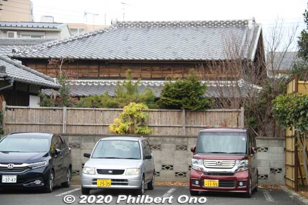 From a side street, we could see the roof of the Honjin stil remaining.
Keywords: saitama Okegawa-juku nakasendo