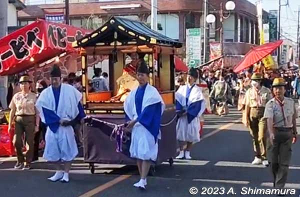 Princess Kazunomiya's palanquin carried on wheels by four guards. The festival is held from 9 am to 4:30 pm. The Nakasendo is closed to traffic and has food stalls.
Keywords: saitama Okegawa-juku nakasendo
