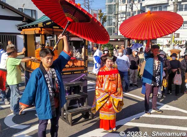 About halfway on the procession route, they stop at a parking lot where there's a stage. Here's Princess Kazunomiya played by a local lady.
Keywords: saitama Okegawa-juku nakasendo