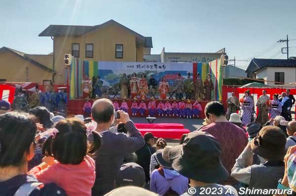 Members of the Princess Kazunomiya procession are introduced on stage at around 2 pm. The procession ends at around 3 pm at Kido-ato (木戸跡). Thanks to A. Shimamura for these photos.
Keywords: saitama Okegawa-juku nakasendo