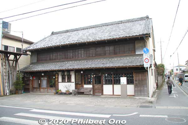 A former Okegawa-juku Hatago inn for travelers now called the Kobayashi residence. Dates from the Edo Period. 旧・旅籠（小林家）
Keywords: saitama Okegawa-juku nakasendo