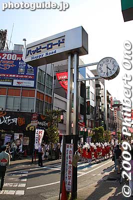 Near the train station is Happy Road. This is the entrance and one starting point of the Kita-Urawa Awa Odori folk dance festival.
Keywords: saitama kita-urawa awa odori dance matsuri festival