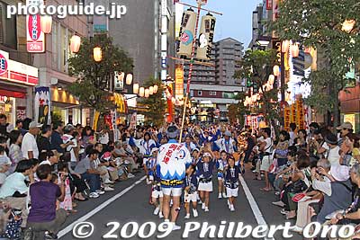 Kita-Urawa Aho-ren starts the Awa Odori on Happy Road at 6 pm. This was the most crowded section, but even then, not super crowded. They also had chairs that anybody could sit on, though some were reserved.
Keywords: saitama kita-urawa awa odori dance matsuri festival dancers women