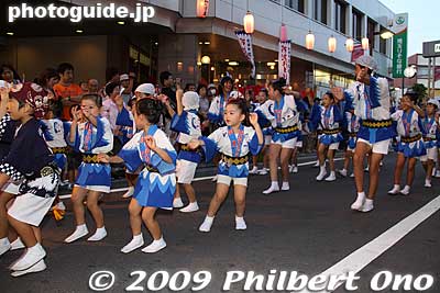 Lots of local children in Kita-Urawa Aho-ren. 北浦和阿呆連
Keywords: saitama kita-urawa awa odori dance matsuri festival dancers women
