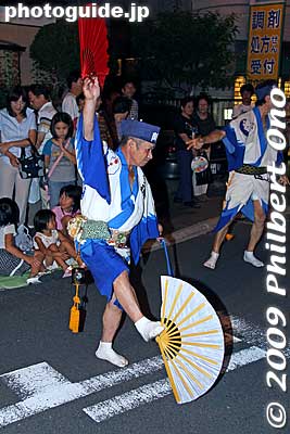 This man does a fan dance with his feet too.
Keywords: saitama kita-urawa awa odori dance matsuri festival dancers women