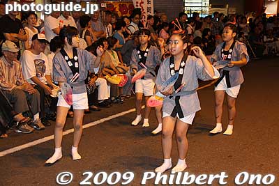 This is Niiza Kobushi-ren, from the city of Niiza in Saitama Prefecture. They had a very distinct-sounding beat. 新座こぶし連
Keywords: saitama kita-urawa awa odori dance matsuri festival dancers women