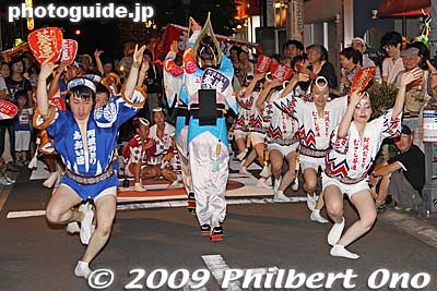 Musashi-Aoi-ren gives a very good performance. Their dance routine is excellent.
Keywords: saitama kita-urawa awa odori dance matsuri festival dancers women 