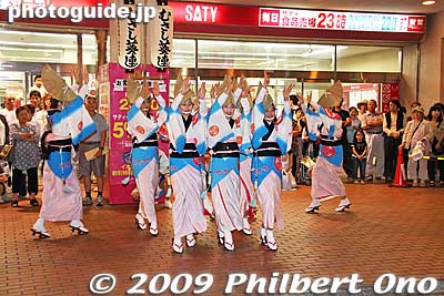 Musashi-Aoi-ren performing in front of Saty (now AEON), a shopping mall. Here too, it wasn't super crowded.
Keywords: saitama kita-urawa awa odori dance matsuri festival dancers women