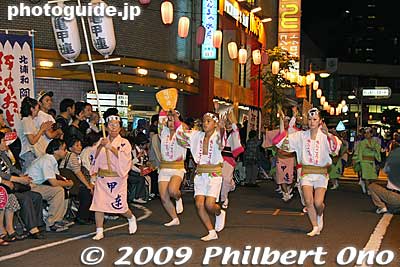 Hatanaka-kikko-ren 畑中亀甲連
Keywords: saitama kita-urawa awa odori dance matsuri festival dancers women 