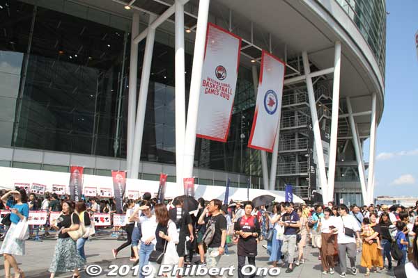 Long line to buy basketball merchandise outside the stadium.
Keywords: saitama super arena