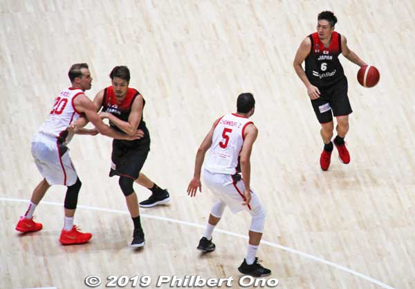 Makoto Hiejima. Japan trailed Tunisia most of the time, but it finally caught up and tied the score during last few minutes. But a basket by Tunisia during the final seconds beat Japan. Good game.
Keywords: saitama super arena