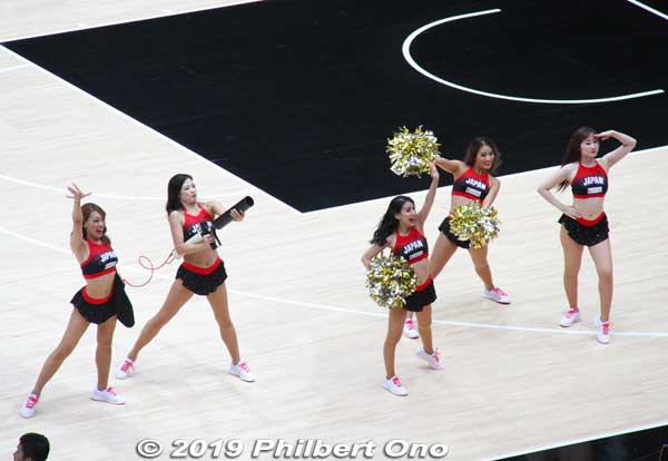 Cheerleaders shoot a prize to the crowd.
Keywords: saitama super arena