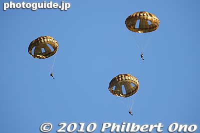 I've never seen so many parachutists in an air show before.
Keywords: saitama sayama iruma air base show festival military self-defense force jets airplanes 