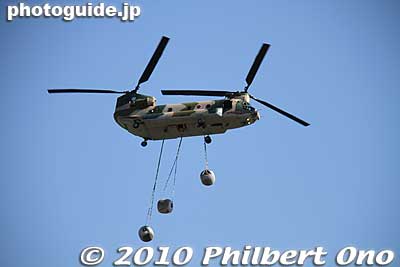 CH-47J Chinook helicopter demonstrates cargo transport. They had something flying in the air almost non-stop all morning until around lunch time.
Keywords: saitama sayama iruma air base show festival military self-defense force jets airplanes 