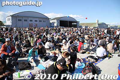 The crowd waits for the Blue Impulse.
Keywords: saitama sayama iruma air base show festival military self-defense force jets airplanes 