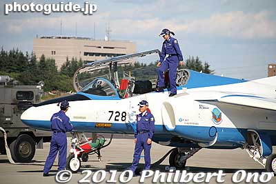 This ground crew of a Blue Impulse T-4 includes a woman.
Keywords: saitama sayama iruma air base show festival military self-defense force jets airplanes blue impulse aerobatics 