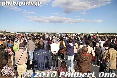 The crowd cheers wildly as the Blue Impulse returns. They performed until around 2:30 pm. The festival ended at 3 pm when many of the planes on display took off for home.
Keywords: saitama sayama iruma air base show festival military self-defense force jets airplanes blue impulse aerobatics 
