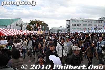 Shopping area was also very crowded with food booths and souvenir shops.
Keywords: saitama sayama iruma air base show festival military self-defense force jets airplanes 