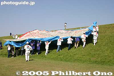 Moving the kite to launch point
Keywords: saitama, showa-machi, kasukabe, giant kite, festival, matsuri, odako