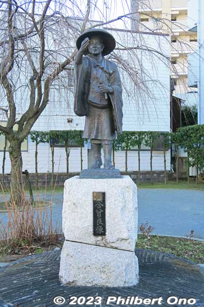 Statue of Kawai Sora, Matsuo Basho's apprentice and travel companion for Oku-no-Hosomichi. This statue is at the intersection leading to the old Nikko Kaido Road. It's across the bridge from the Basho statue at the watchtower.
Keywords: Saitama Soka-juku post town shukuba japansculpture