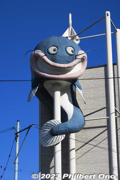 Catfish sculpture on a small office building in Soka, Saitama.
Keywords: Saitama Soka-juku post town shukuba japansculpture
