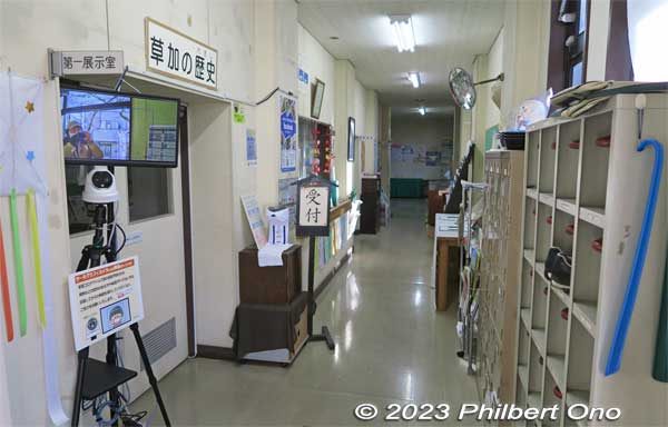 Museum hallway looks like a school hallway. When you enter the museum, they want you to sign your name on the reception sheet.
Keywords: Saitama Soka-juku post town shukuba