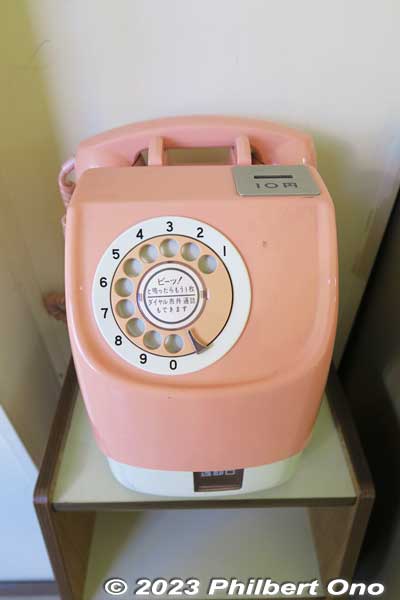 Pink pay phone in Japan. Now obsolete. Took only ¥10 coins.
Keywords: Saitama Soka japandesign