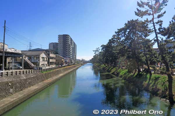 Ayase River looking south. 綾瀬川
Keywords: Saitama Soka-Matsubara pine trees Oku-no-Hosomichi