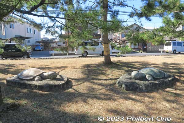 Turtle sculptures.
Keywords: Saitama Soka-Matsubara pine trees Oku-no-Hosomichi