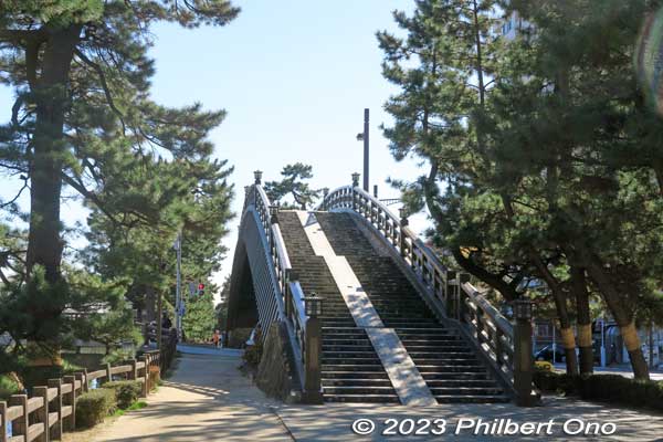 Back to Hyakutai Bridge. This is near the halfway point on the Soka-Matsubara path.
Keywords: Saitama Soka-Matsubara pine trees Oku-no-Hosomichi