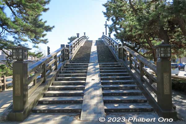 Hyakutai Bridge has steps and a narrow slope for pushing bicycles. Not wheelchair accessible. 百代橋
Keywords: Saitama Soka-Matsubara pine trees Oku-no-Hosomichi