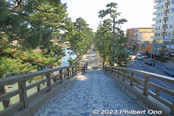 Southern view from Hyakutai Bridge.
Keywords: Saitama Soka-Matsubara pine trees Oku-no-Hosomichi