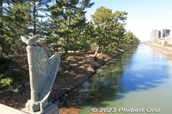Harp Bridge has a harp sculpture. 
Keywords: Saitama Soka-Matsubara pine trees Oku-no-Hosomichi