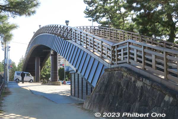 Yatate Bridge on the southern end of Soka-Matsubara. It's 96.3 meters long and 4.14 meters wide. Bigger than Hyakutai Bridge. 矢立橋
Keywords: Saitama Soka-Matsubara pine trees Oku-no-Hosomichi