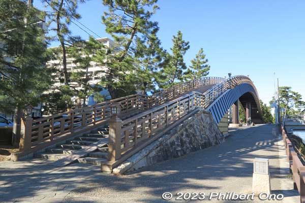 Yatate Bridge on the southern end of Soka-Matsubara. "Yatate" also comes from Basho's prose in Oku-no-Hosomichi. 矢立橋
Keywords: Saitama Soka-Matsubara pine trees Oku-no-Hosomichi