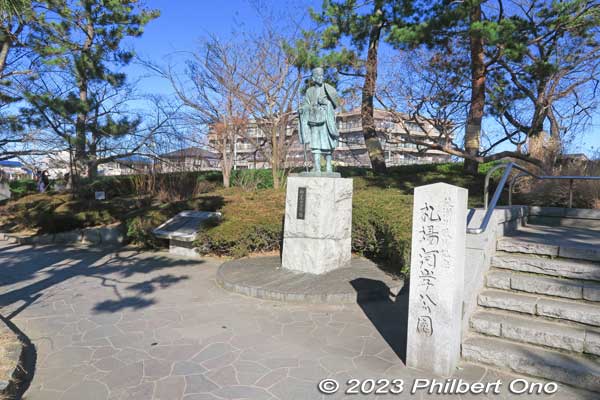 Statue of Matsuo Basho in Fudaba-kashi Park on the southern end of Soka-Matsubara. Statue was built in 1989 to mark the 300th anniversary of Basho's Oku-no-Hosomichi journey in 1689. Built with donations.
Keywords: Saitama Soka-Matsubara pine trees Oku-no-Hosomichi