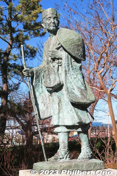 Statue of Matsuo Basho at the southern end of Soka-Matsubara, Saitama. Depicts him looking at his well-wishers in Tokyo (Edo) as he departed for his Oku-no-Hosomichi trip. 
Keywords: Saitama Soka-Matsubara pine trees Oku-no-Hosomichi japansculpture