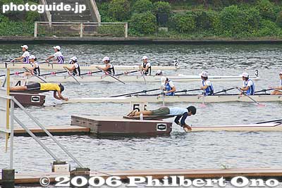 Starting line staff must have strong back muscles.
Keywords: saitama toda boat rowing race regatta university