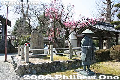 Statue of St. Shinran (1173-1263) in front of the plum tree which he planted. The temple also has a scroll written by Shinran.
Keywords: shiga aisho-cho echigawa-juku nakasendo road post stage town station