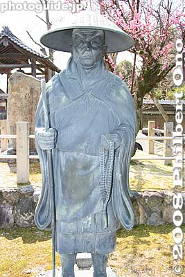 St. Shinran statue and plum tree.
Keywords: shiga aisho-cho echigawa-juku nakasendo road post stage town station