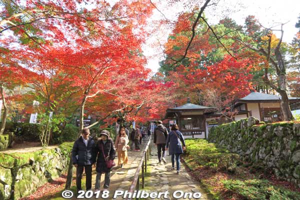 Off-season, normally you take a taxi (15 min.) from JR Inae Station if you don't have a car. There's a regular taxi that leaves the station once an hour.
Keywords: shiga aisho koto sanzan kongorinji temple fall autumn colors kotosanzan