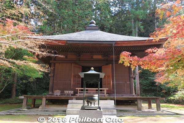 Jizo-do Hall built in 1997. Believers can train here. 地蔵堂
Keywords: shiga aisho koto sanzan kongorinji temple fall autumn leaves foliage kotosanzan