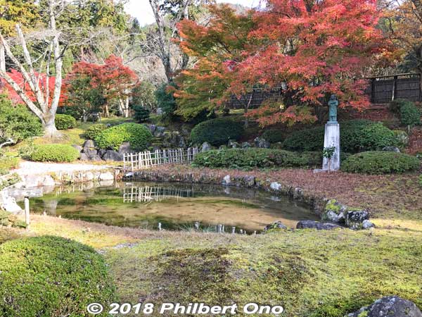 Small garden outside Aisho Town Museum.
Keywords: shiga aisho koto sanzan kongorinji temple fall autumn leaves foliage kotosanzan