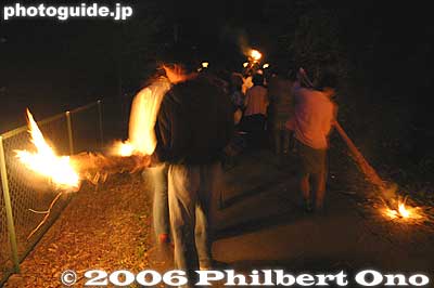 Procession of local residents carrying torches to the shrine. [url=http://goo.gl/maps/hNVI6]Map[/url]
Keywords: japan shiga aisho-cho misaki shrine fire festival matsuri