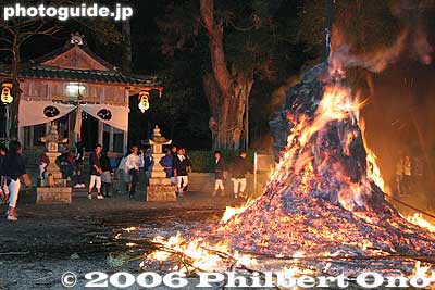 Fire finally dies down.
Keywords: japan shiga aisho-cho misaki shrine fire festival matsuri