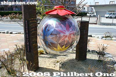 Bin-temari monument. "Bin" means bottle, and "temari" is a threaded ball. The bin-temari is a round glass ball with a threaded ball inside.
Keywords: shiga aisho-cho echigawa bin-temari threaded balls