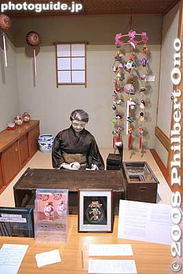 Well-known bin-temari maker.
Keywords: shiga aisho-cho echigawa bin-temari threaded balls museum
