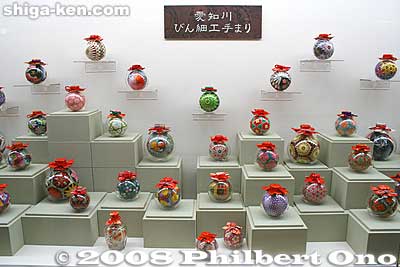 Bin-temari come in different sizes and an infinite number of threaded-ball designs. It also makes a great wedding gift since the round shape symbolizes harmony of the heart and family. You can also clearly see inside. 中がよく（仲良く）見える
Keywords: shiga aisho-cho echigawa bin-temari threaded balls museum